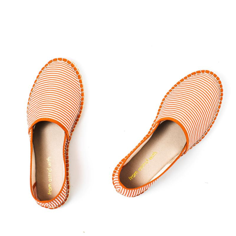 Röd vit randiga espadriller.